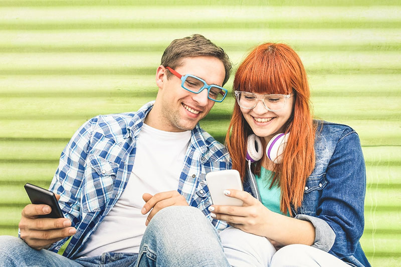 young-couple-phones young-couple-phones